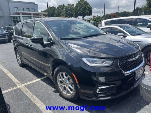 Used 2024 Chrysler Pacifica Touring-L FWD image 4