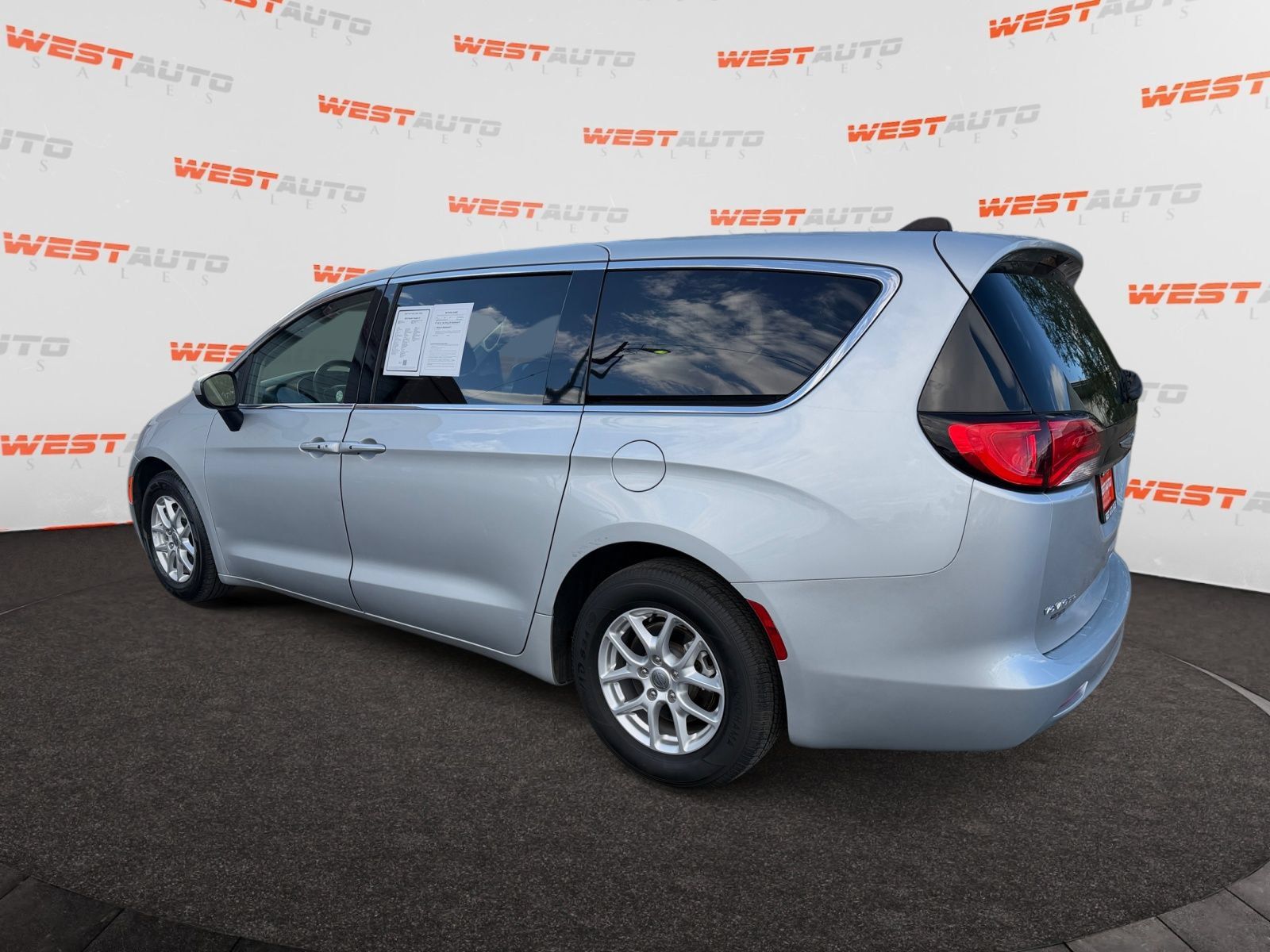 Used 2023 Chrysler Voyager LX FWD image 3