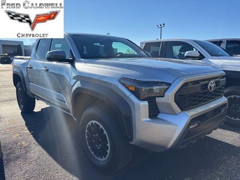 Used 2025 Toyota Tacoma TRD Off-Road image 3