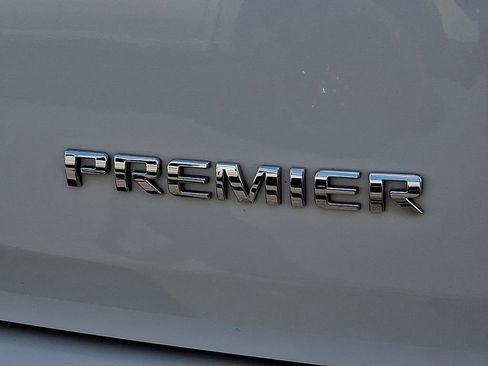Used 2021 Chevrolet Traverse Premier AWD/4WD image 34