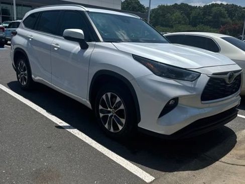Used 2023 Toyota Highlander XLE FWD image 2