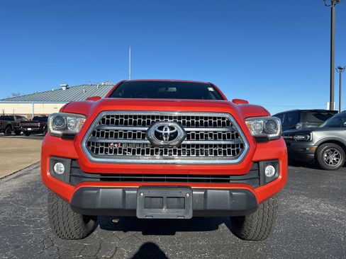 Used 2017 Toyota Tacoma TRD Sport image 4