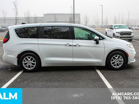Used 2023 Chrysler Pacifica Touring-L image 9