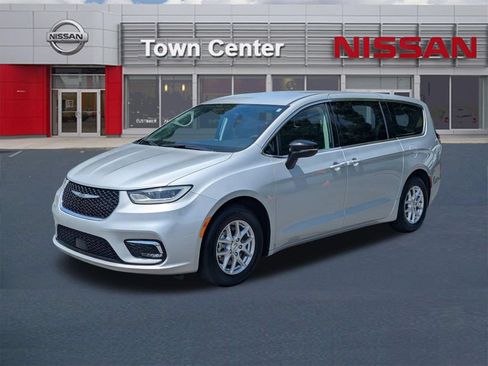 Used 2024 Chrysler Pacifica Touring-L FWD image 3