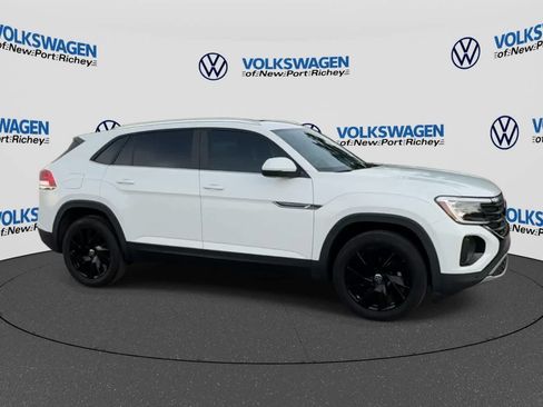 Used 2024 Volkswagen Atlas Cross Sport SE w/ Panoramic Sunroof Package FWD image 9