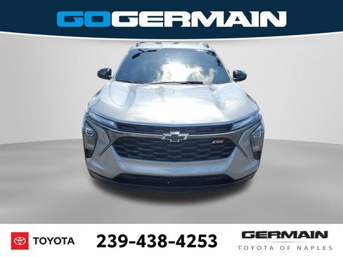 Used 2024 Chevrolet Trax RS w/ Sunroof Package FWD image 2