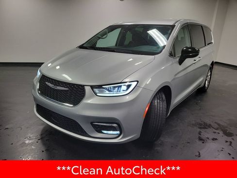 Used 2024 Chrysler Pacifica Touring-L FWD image 4