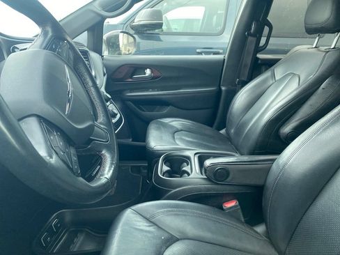 Used 2020 Chrysler Pacifica Touring-L FWD image 13