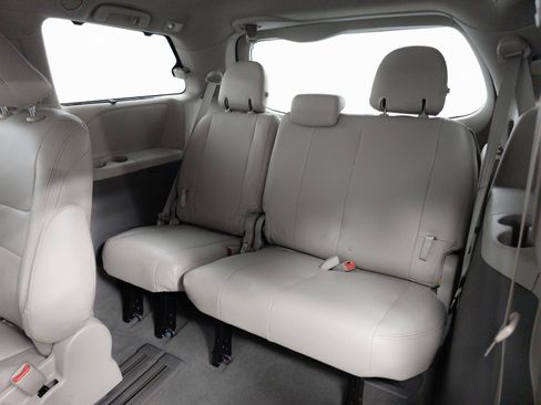 Used 2019 Toyota Sienna LE w/ Outdoor Package FWD image 6