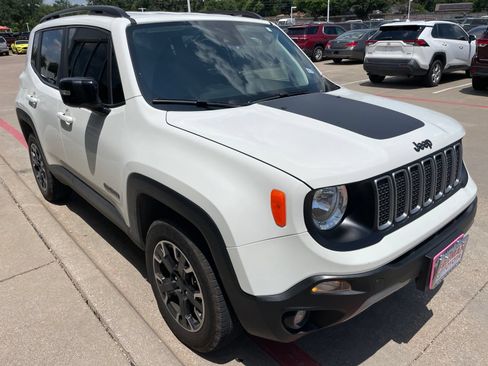 Used 2023 Jeep Renegade Latitude AWD/4WD image 4