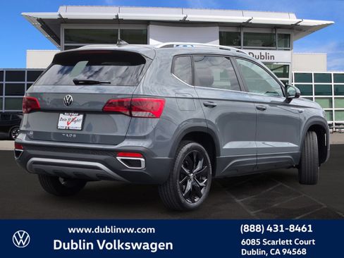 Certified 2024 Volkswagen Taos SE w/ Black Wheel Package FWD image 4
