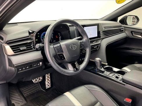 Used 2025 Toyota Camry SE w/ Convenience Package image 14