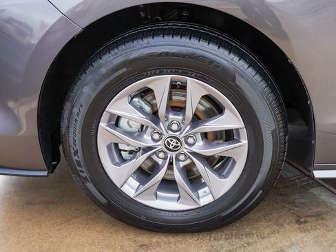 Used 2024 Toyota Sienna LE image 12