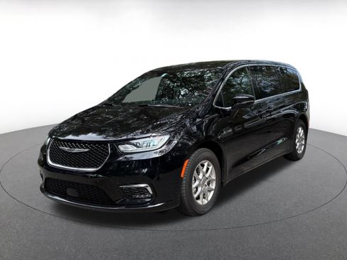 Used 2025 Chrysler Pacifica Select FWD image 3