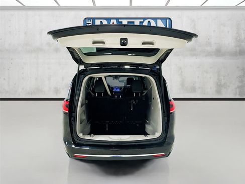 Used 2023 Chrysler Pacifica Touring-L image 25