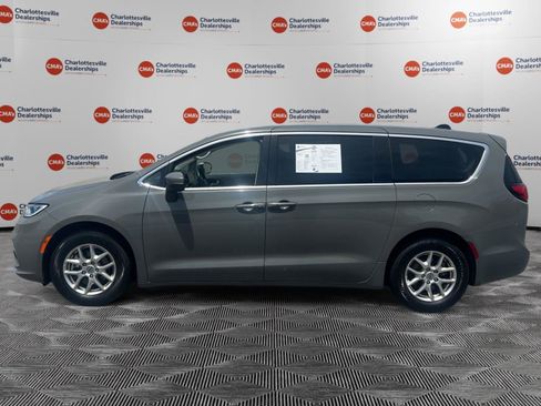 Used 2023 Chrysler Pacifica Touring-L FWD image 2