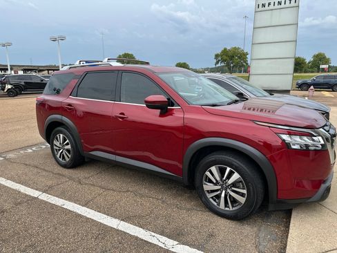 Used 2022 Nissan Pathfinder SL w/ Cargo Package FWD image 5
