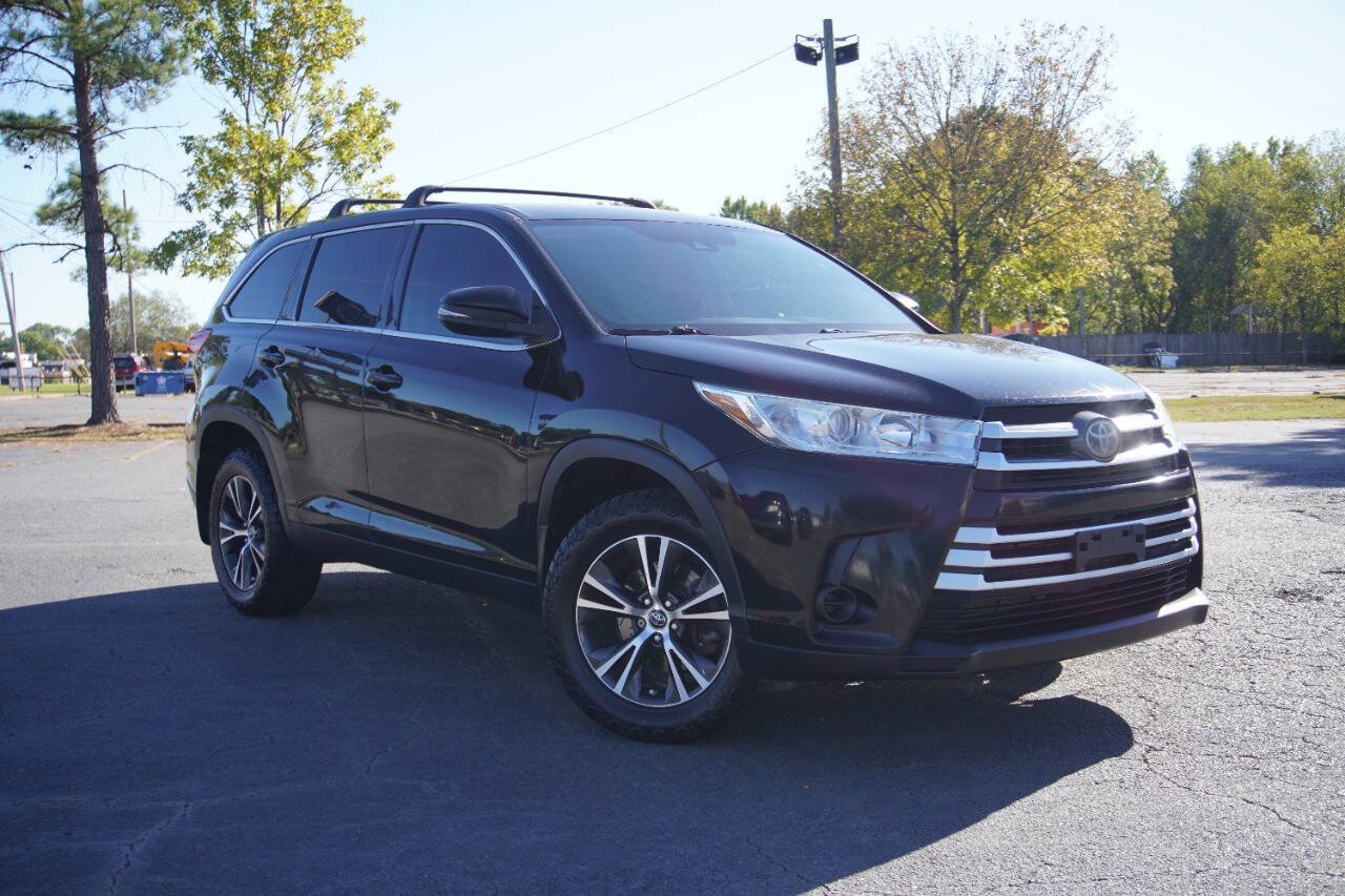 Used 2019 Toyota Highlander LE AWD/4WD image 2