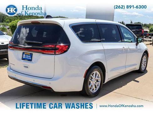 Used 2024 Chrysler Pacifica Touring-L FWD image 5