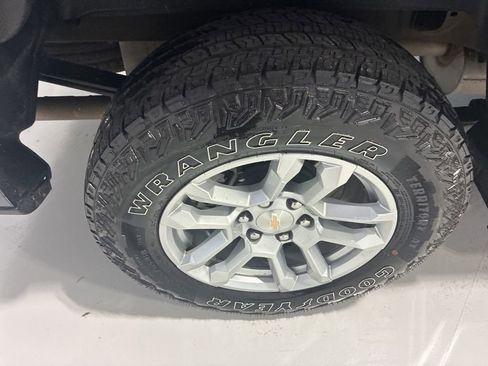 Used 2022 Chevrolet Silverado 1500 LT w/ Z71 Off-Road Package AWD/4WD image 10