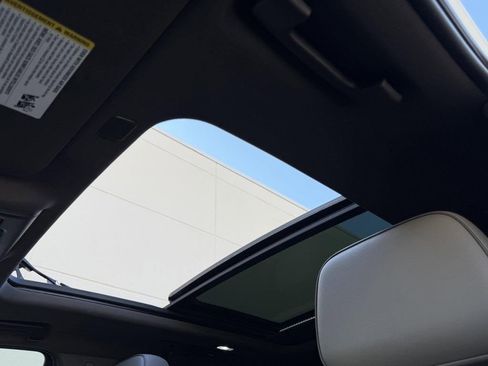 Used 2022 GMC Yukon XL SLT w/ SLT Premium Package image 23