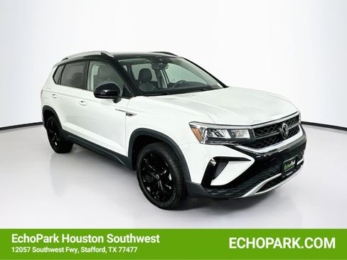 Used 2023 Volkswagen Taos SE w/ Panoramic Sunroof Package FWD image 1
