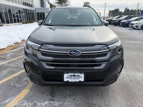 Used 2025 Subaru Forester Premium image 2