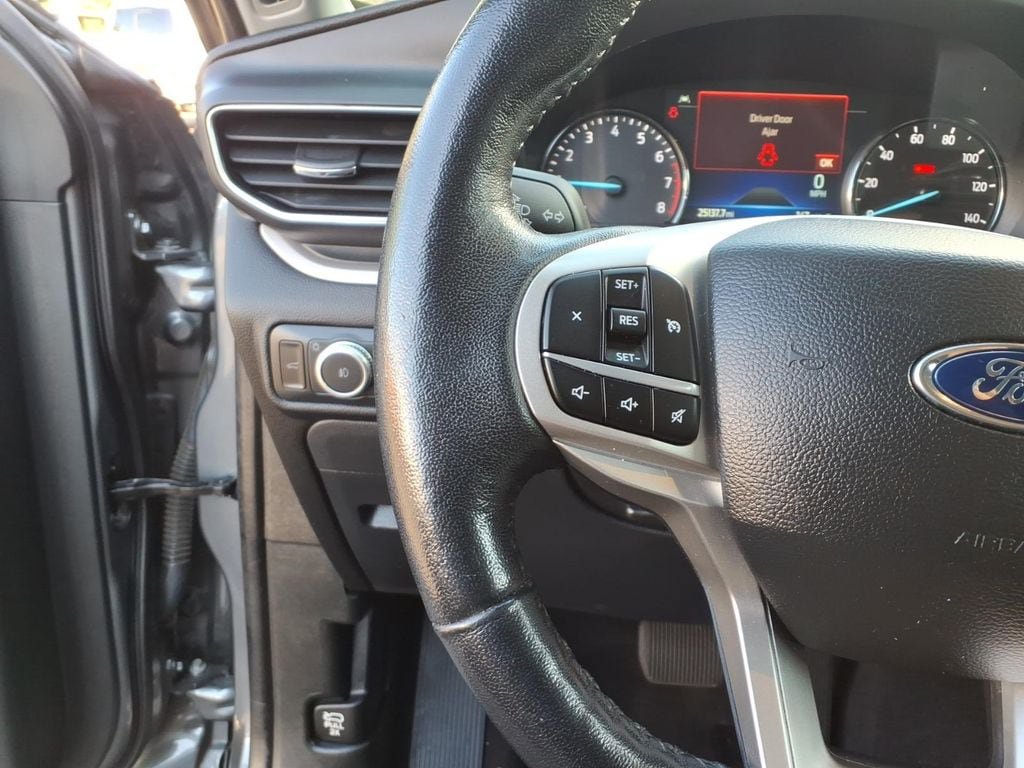 Used 2022 Ford Explorer XLT w/ Equipment Group 202A AWD/4WD image 28