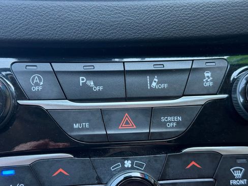 Used 2024 Chrysler Pacifica Touring-L FWD image 30
