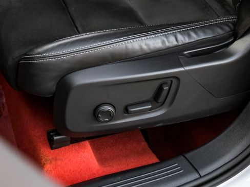 Used 2021 Volvo XC40 T4 R-Design image 34