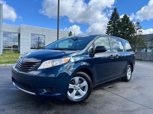 Used 2011 Toyota Sienna FWD image 2