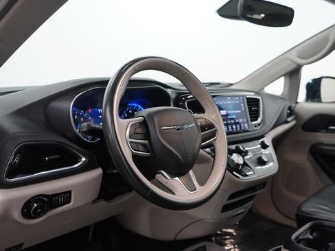 Used 2020 Chrysler Pacifica Limited w/ 8-pass Seating Package image 16