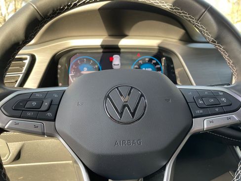 Used 2025 Volkswagen Atlas Cross Sport SE image 30