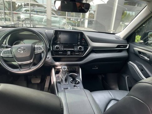 Used 2022 Toyota Highlander XLE FWD image 12
