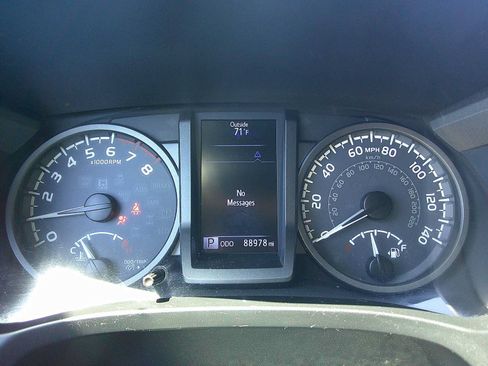 Used 2016 Toyota Tacoma TRD Sport AWD/4WD image 10