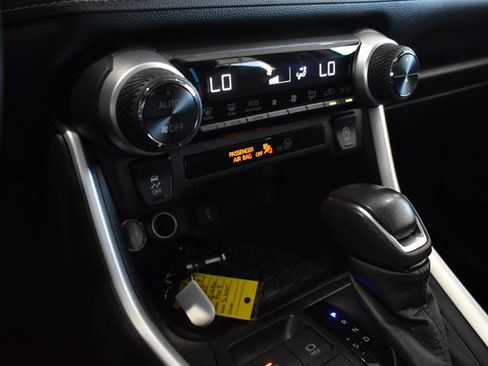 Used 2022 Toyota RAV4 XLE Premium image 19