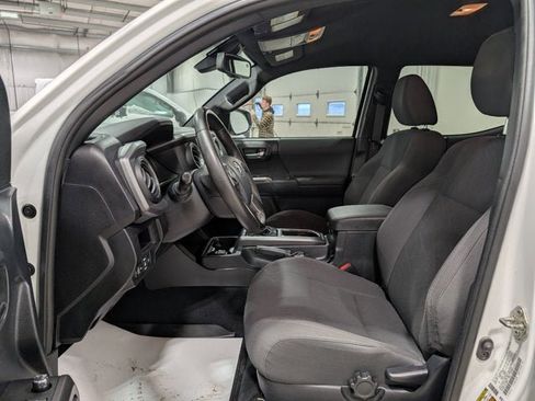 Used 2018 Toyota Tacoma TRD Sport image 17