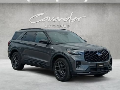 Used 2025 Ford Explorer ST-Line w/ ST-Line Street Pack AWD/4WD image 2