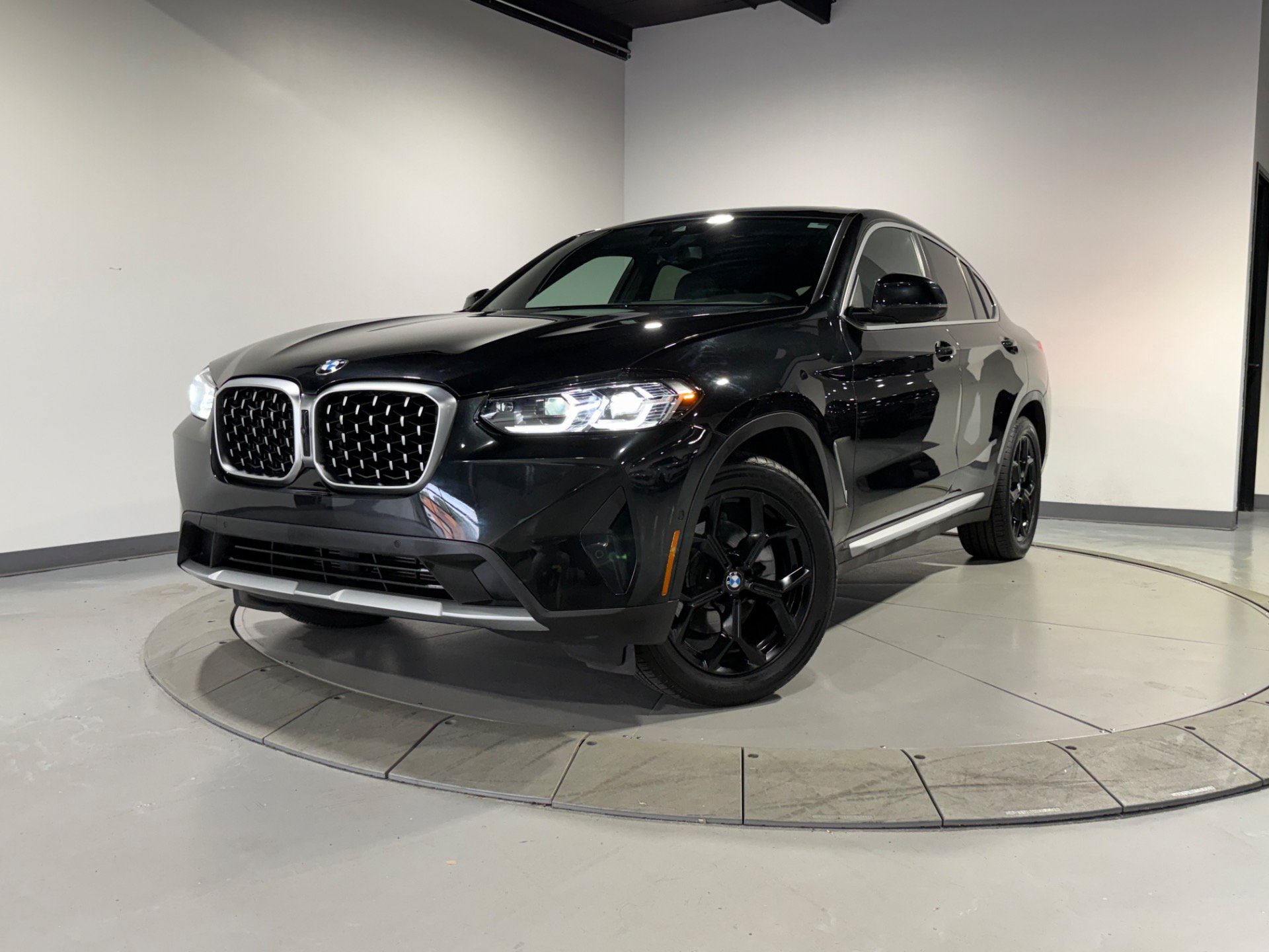 Used 2024 BMW X4 xDrive30i AWD/4WD image 1