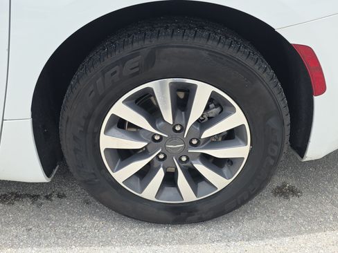 Used 2024 Chrysler Pacifica Limited FWD image 13