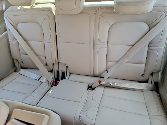 Used 2018 Lincoln Navigator Select w/ Technology Package RWD image 18