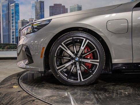 New 2026 BMW 550e xDrive w/ Premium Package image 7