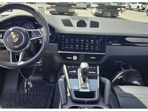 Used 2023 Porsche Cayenne Platinum Edition image 4