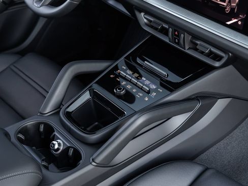 Certified 2026 Porsche Cayenne AWD/4WD image 31