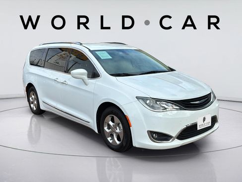 Used 2018 Chrysler Pacifica Touring-L FWD image 17