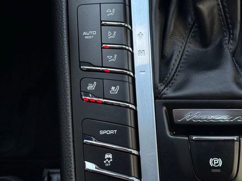 Used 2018 Porsche Macan Base image 32