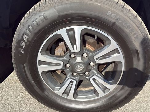 Used 2018 Toyota Tacoma TRD Sport w/ Technology Package image 14