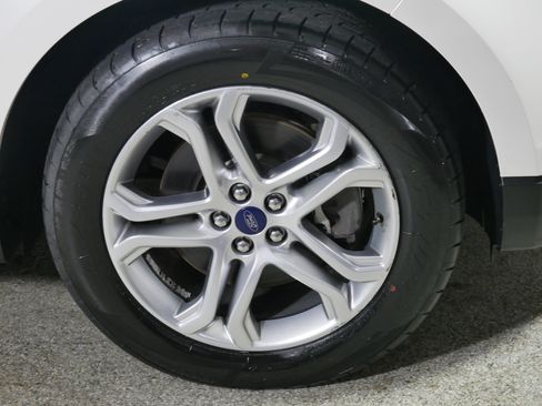 Used 2018 Ford Edge Titanium w/ Class II Trailer Tow Package AWD/4WD image 15