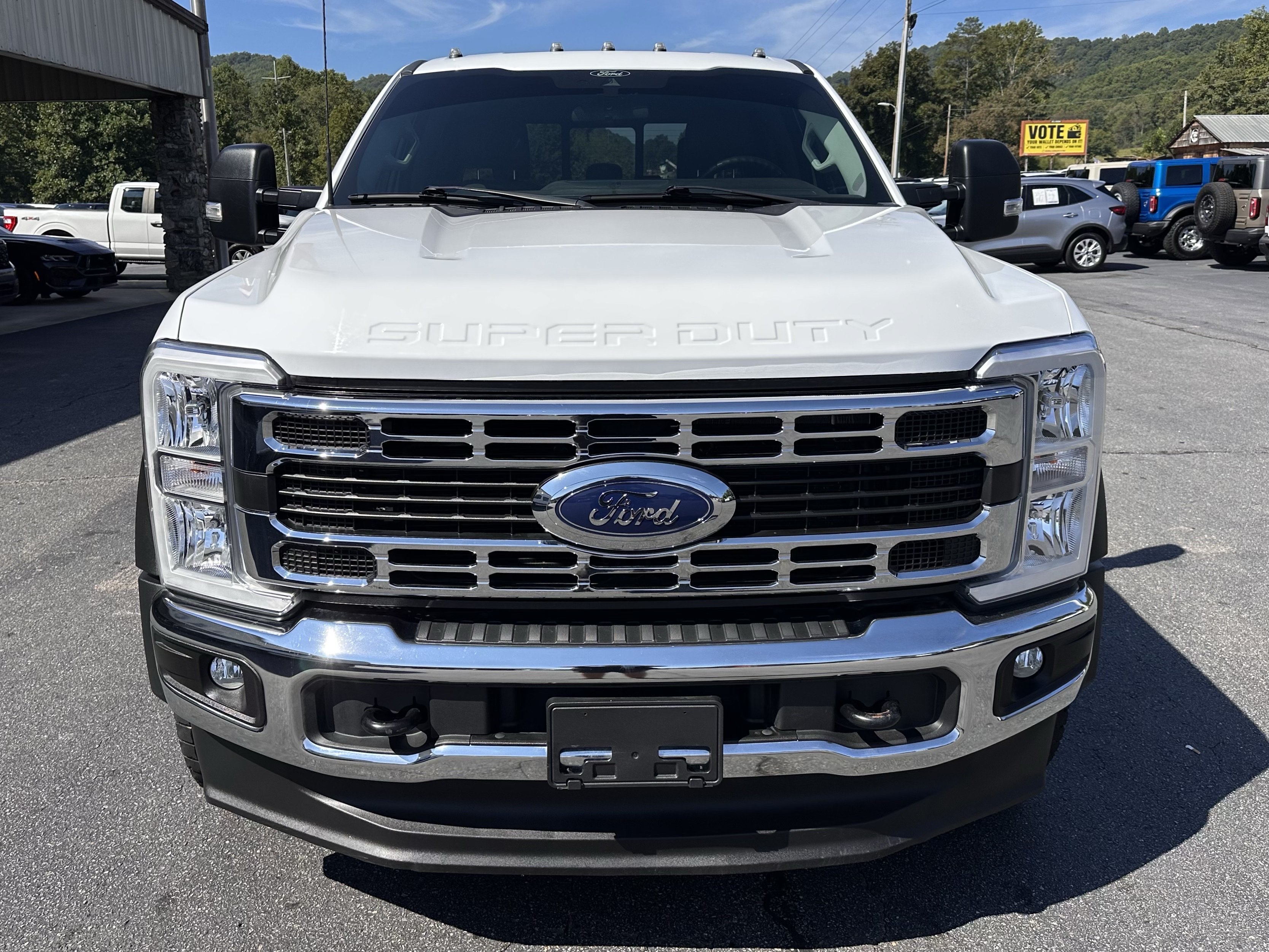Used 2024 Ford F550 4x4 Crew Cab Super Duty image 3