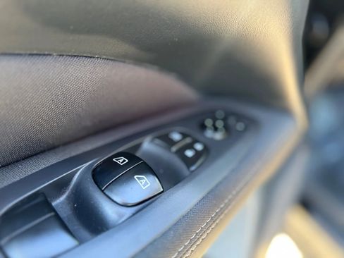 Used 2017 Nissan Pathfinder SV image 34